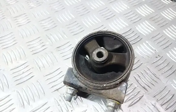 Suzuki SX4 Engine mount bracket