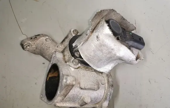 Volkswagen Golf V EGR valve 03G129637A 03G131502