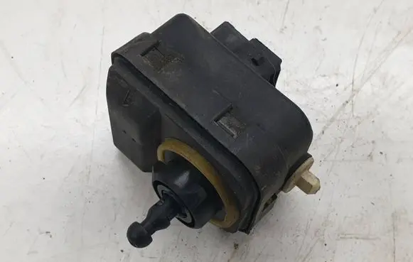 Volvo V70 Headlight level adjustment motor 89033263