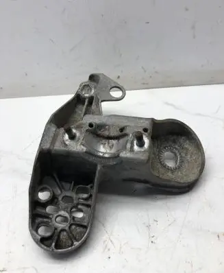 Audi A4 S4 B7 8E 8H Engine mounting bracket 8E0199351