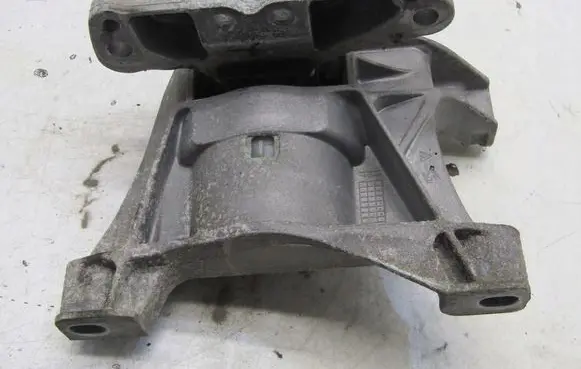 Peugeot 308 Engine mount bracket AlSI9CU3