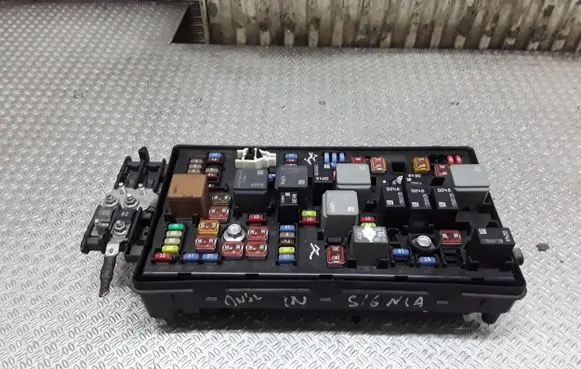 Opel Insignia A Fuse module 1327588206
