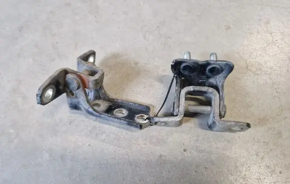 Mitsubishi L200 Rear door hinge set 