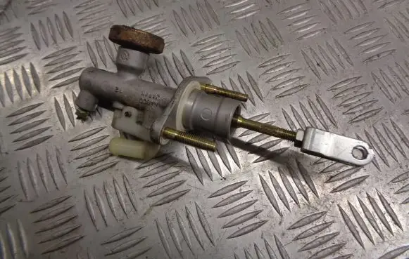 Nissan X-Trail T30 Clutch release bearing slave cylinder 