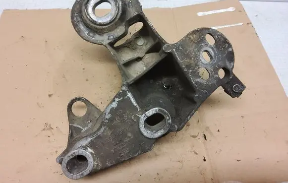 Volkswagen PASSAT B5 Engine mounting bracket 4B0199352B
