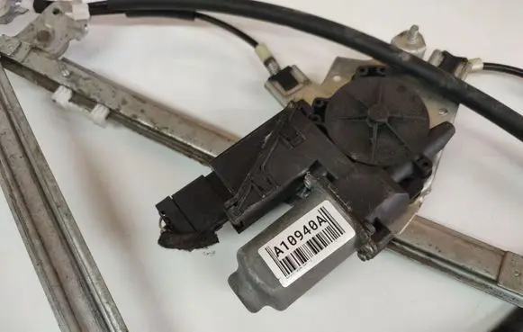Renault Laguna II Front door window regulator motor 07107