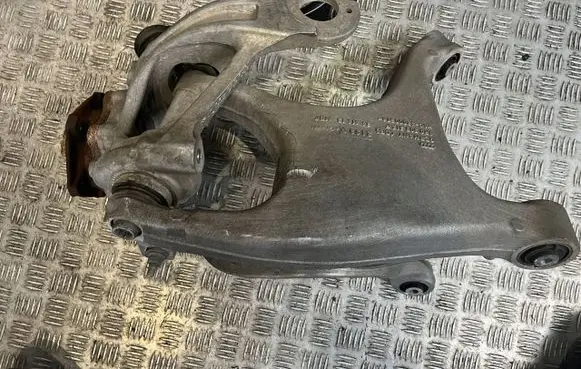 Porsche Macan (95B) Front wheel hub spindle knuckle 