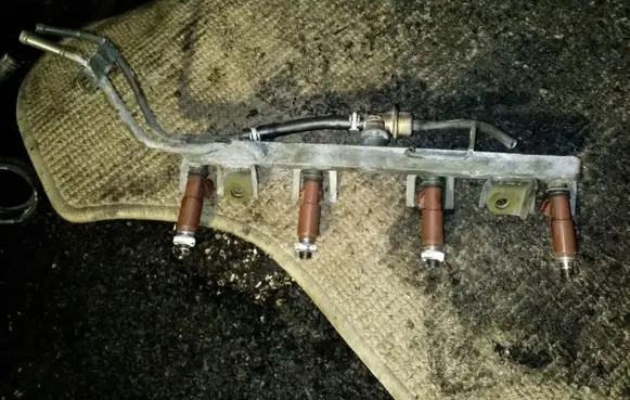 Suzuki Swift I Fuel main line pipe