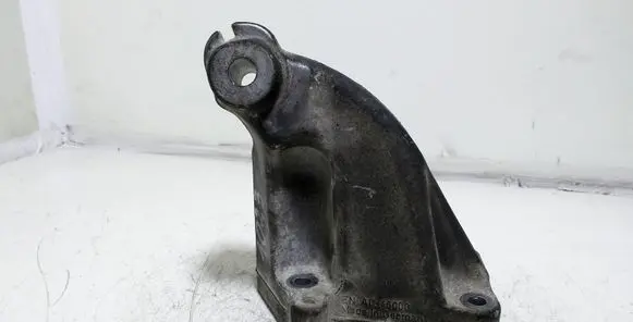 Mercedes-Benz CLS C219 Engine mounting bracket A6422230104