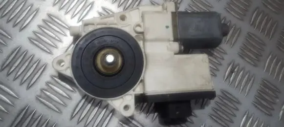 BMW X3 E83 Front door window regulator motor E840311301 6925963-1