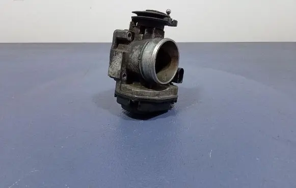 Volkswagen PASSAT B5 Throttle body valve 058133063Q