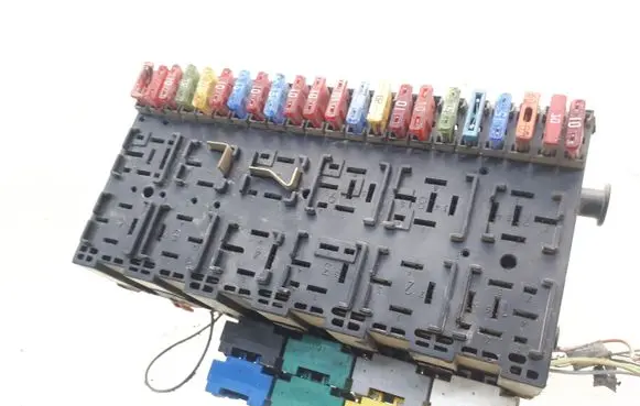 Volkswagen PASSAT B4 Fuse module 357937039