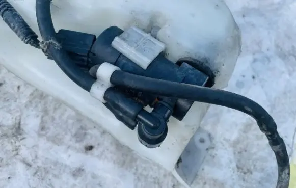 Volvo V50 Windscreen/windshield washer pump