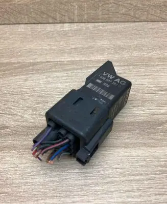 Volkswagen Golf V Glow plug pre-heat relay 038907281D 0281003038