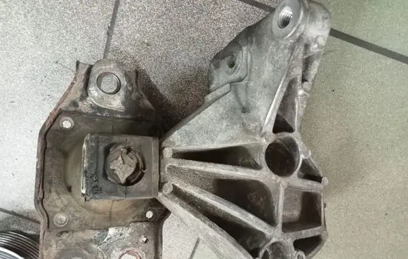 Nissan Qashqai Engine mount bracket 11210JD500