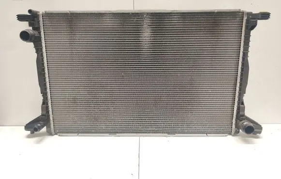 Audi Q7 4M Coolant radiator 8W0121251N