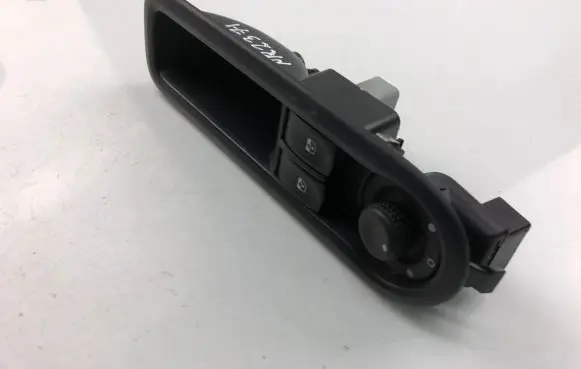 Renault Twingo II Electric window control switch 8200356515B