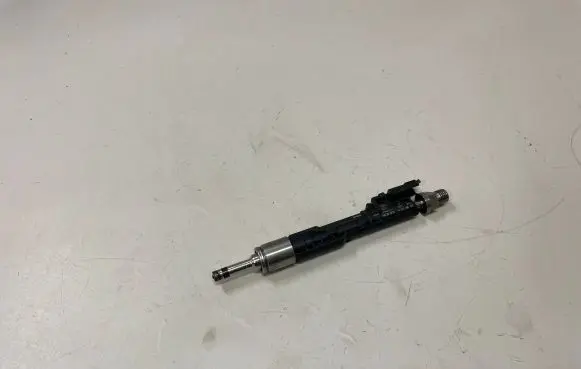 BMW X5 F15 Fuel injector 7639994 13647639994 0261500172