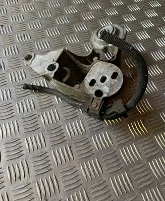 Audi A4 S4 B7 8E 8H Engine mounting bracket 8E0199352N