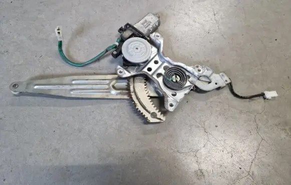 Mitsubishi Pajero Sport I Rear door window regulator with motor MR144538