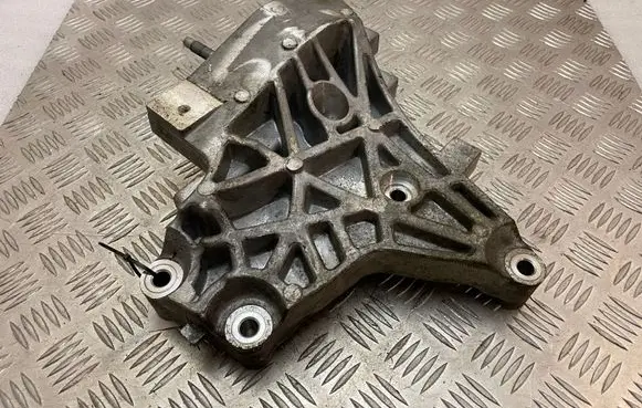 Hyundai Kona I Engine mounting bracket GKKPEU100026