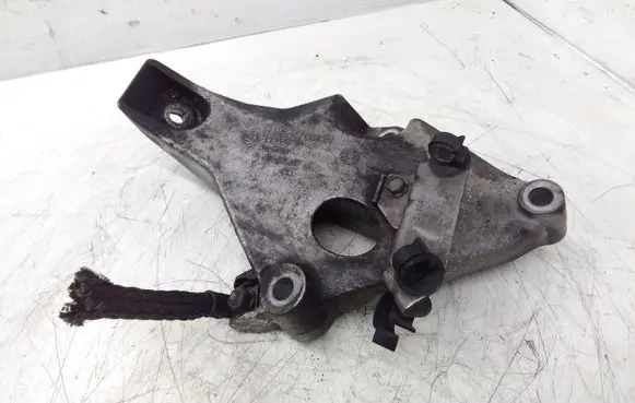 BMW 1 E81 E87 Engine mounting bracket 6775041