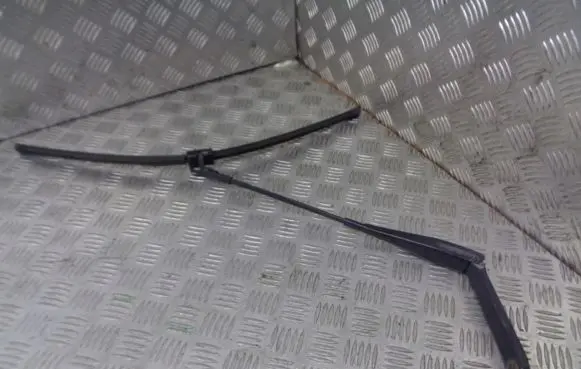Mazda 3 I Front wiper blade arm