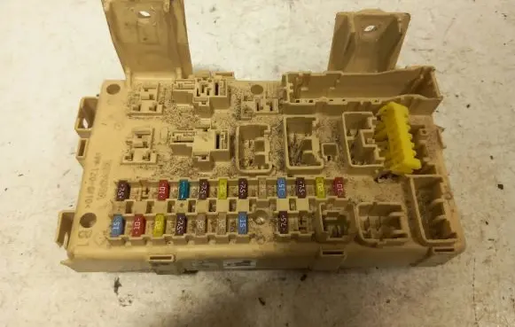 Toyota Avensis T250 Fuse module 82641CA020F 4220569555 05072019195002