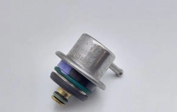 Seat Ibiza III (6L) Fuel pressure regulator 037133035C 0280160557