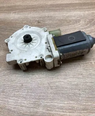 BMW 5 E39 Rear door window regulator motor 8360511 113842