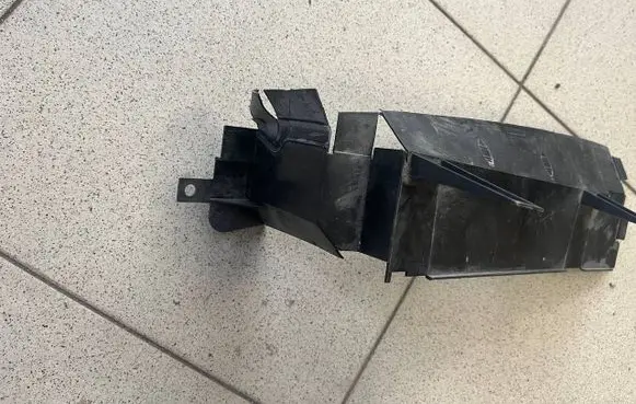 Audi 80 90 S2 B4 Air flow deflector 8G0121286