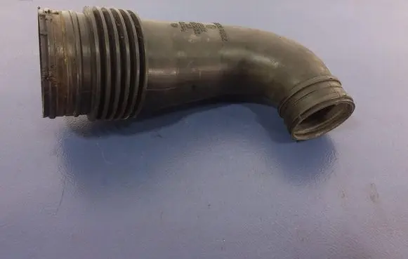 Volkswagen Touareg I Air intake hose/pipe 7L6128628B