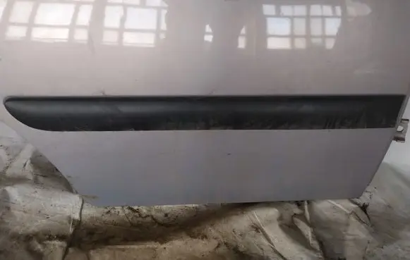 Rear door trim (molding)