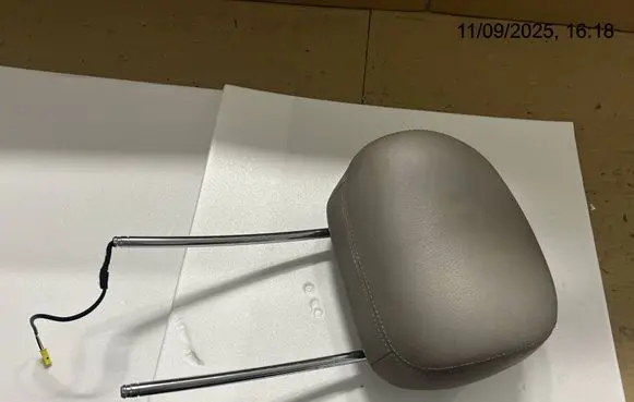 Mercedes-Benz E W211 Front seat headrest 