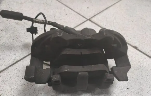 Mercedes-Benz ML W164 Front brake caliper 8225