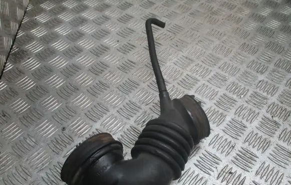 Mitsubishi Lancer Air intake hose/pipe MR993311