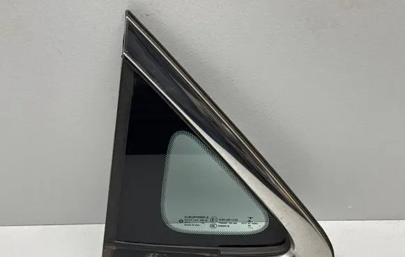 Chrysler Pacifica Front triangle window/glass 68227746AE 0119212268