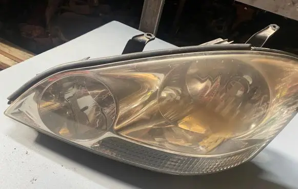 Toyota Avensis T220 Headlight/headlamp UPM6GF20 BBTM20