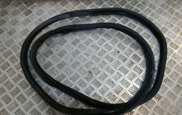 Volkswagen Golf VII Rear door rubber seal (on body) 5G6867914