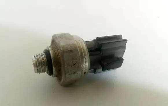 Nissan X-Trail T31 Air conditioning (A/C) pressure sensor 42CP811