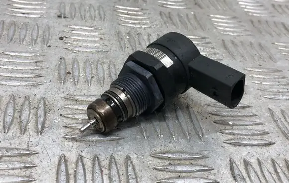BMW 5 E60 E61 Fuel pressure regulator 0281002481 11766351
