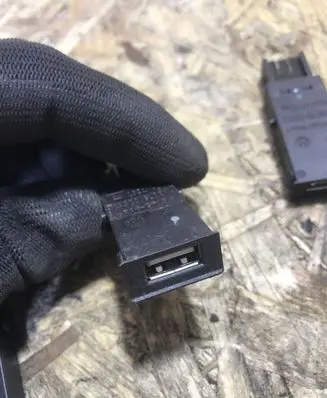 Opel Insignia A USB socket connector 13317918