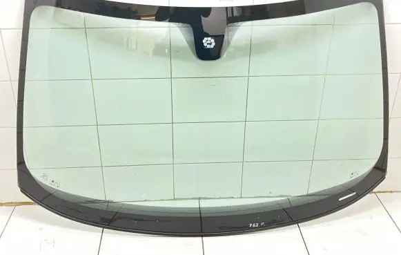 Volvo XC70 Front windscreen/windshield window 43R010242 DOT459