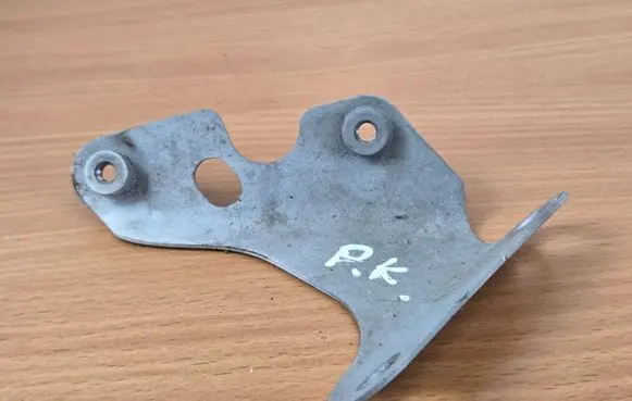 Audi Q7 4L Fender mounting bracket 4L0821135