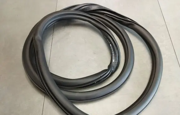 Rear door rubber seal (on body)