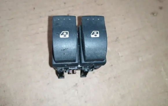 Renault Laguna II Electric window control switch 015085A