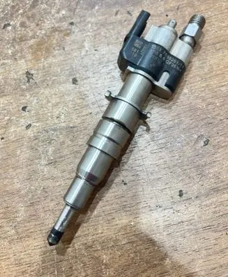 BMW 3 E90 E91 Fuel injector 7585261 10181010 PA66GF3596