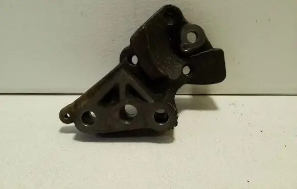 Honda CR-V Engine mounting bracket