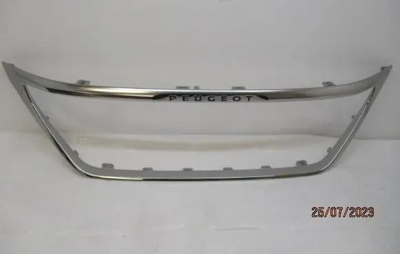 Peugeot 5008 II Front bumper upper radiator grill 9815335780
