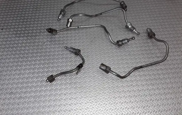 Toyota Corolla Verso E121 Fuel injector supply line/pipe 
